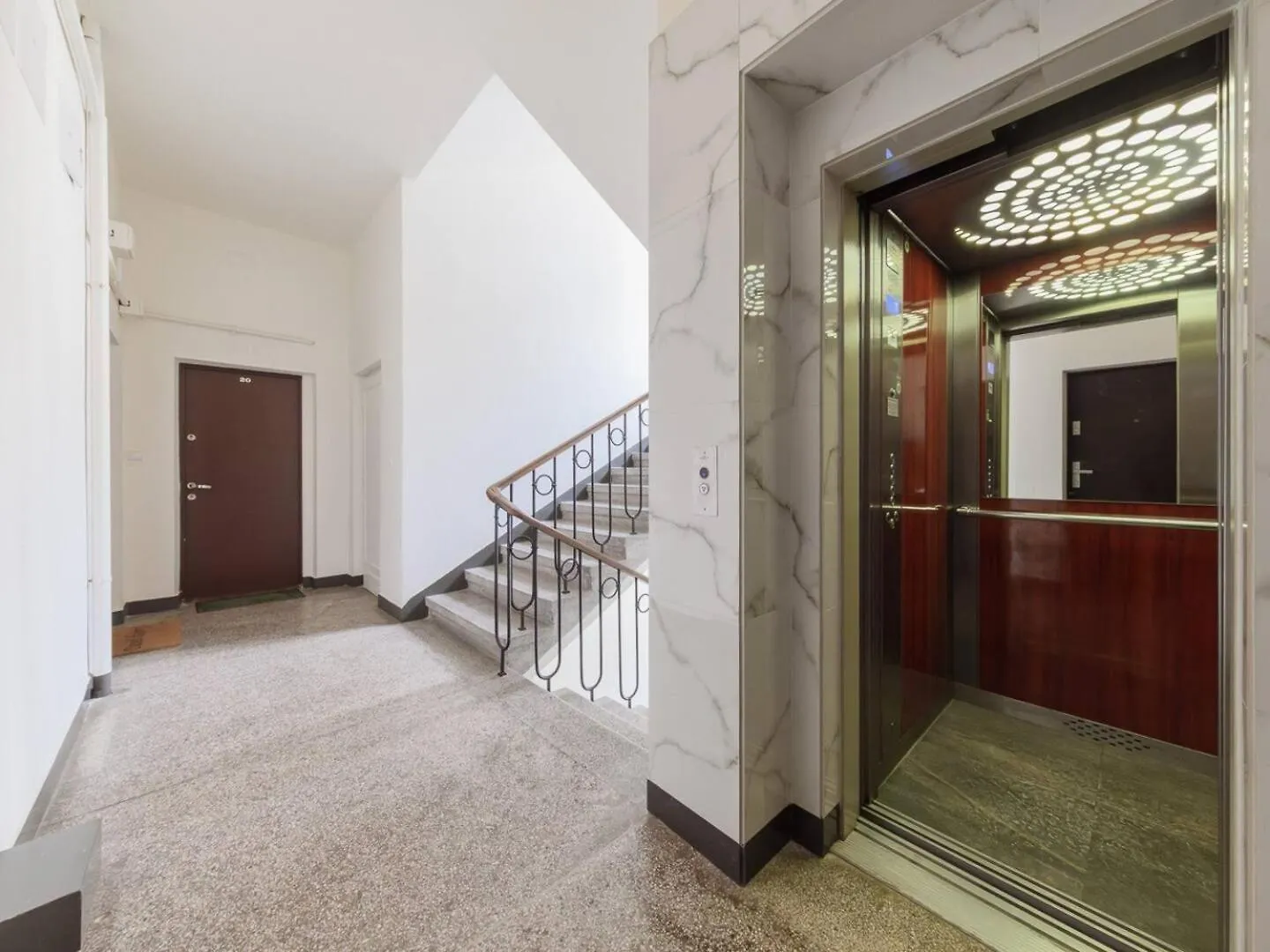 Canary Corner Studio City Centre Варшава 0*,  Польша